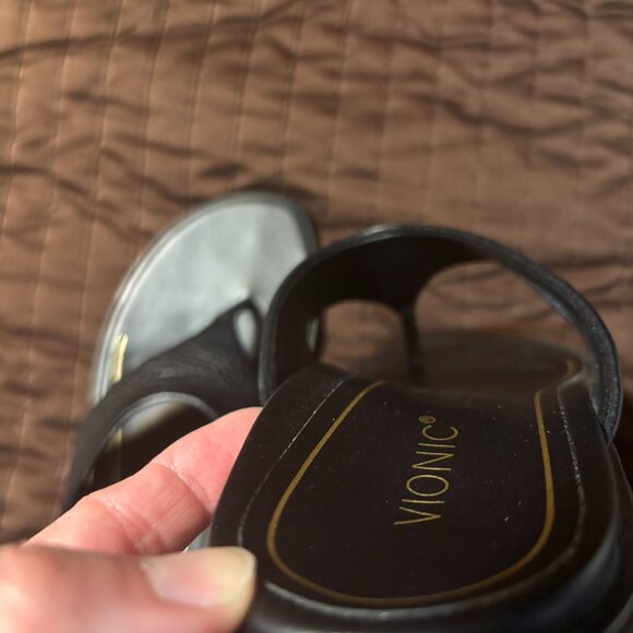 Black Vionic Flip Flop Sandals - Picture 3 of 4